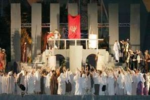 Última apresentação deste ano da Paixão de Cristo em Maringá reuniu milhares de pessoas na praça da Catedral